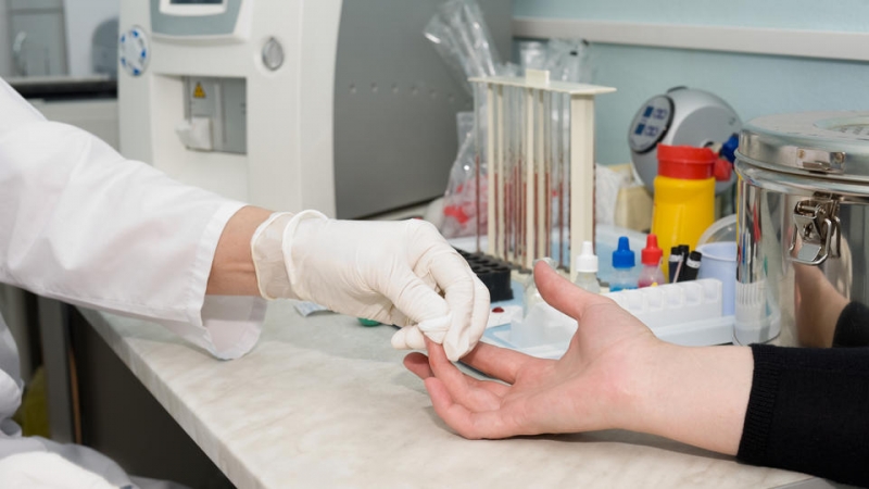 Главврач объяснила, почему кровь берут из безымянного пальца