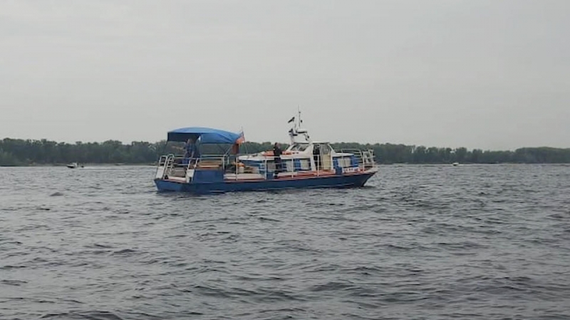Кадры с места столкновения катера и баржи на Волге