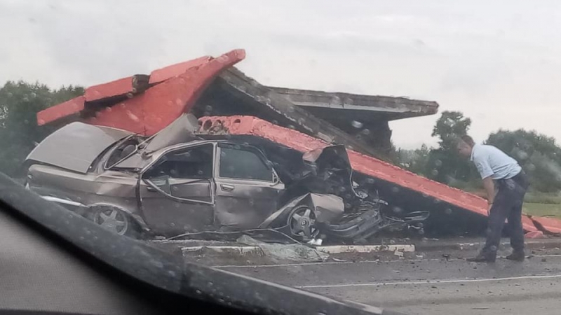 "Волга" снесла остановку в Башкирии, пострадали дети