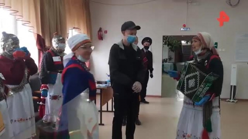 Члены комиссии-музыканты устроили концерт для избирателя на выборах