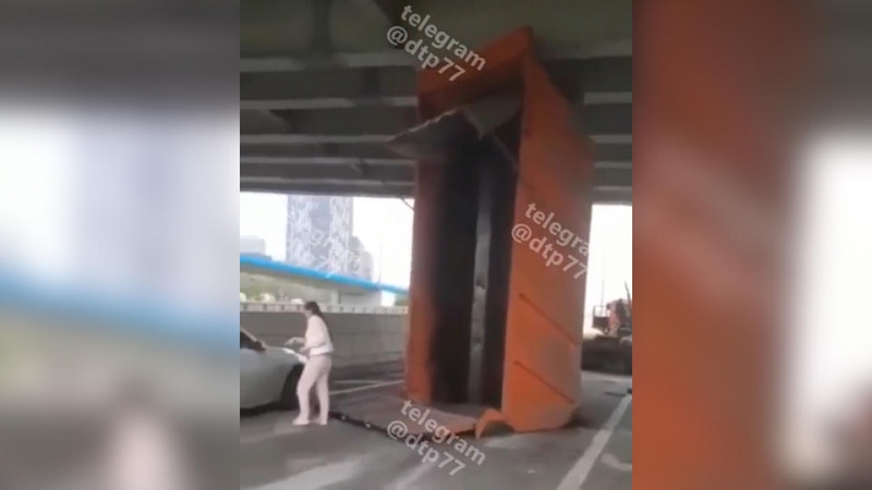 Сорвало кузов: грузовик попал в ДТП на севере Москвы