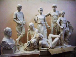 Скульптура на заказ: какие материалы используются, для каких интерьеров и ландшафтов подходят?