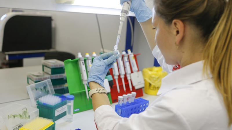 BioNTech сообщила об изучении нового штамма коронавируса