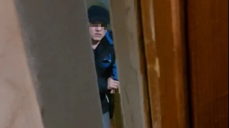 Пермяк приклеил себя к двери бывшей и три часа вел эфир о страданиях