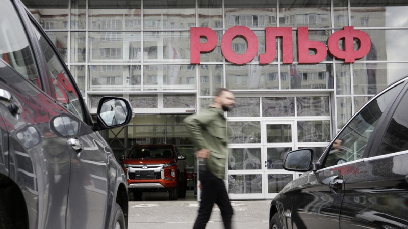 Приставы заблокировали счет автодилера "Рольф"