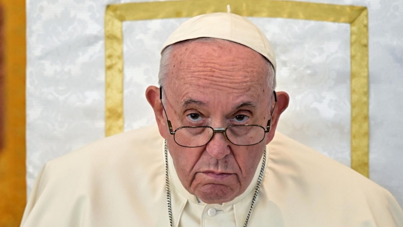 Состояние папы римского остается критическим