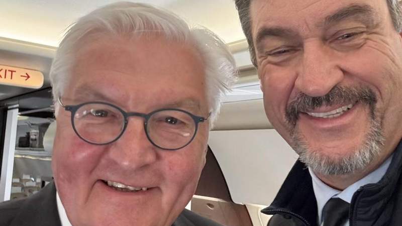 Главу Баварии раскритиковали за селфи перед похоронами папы римского