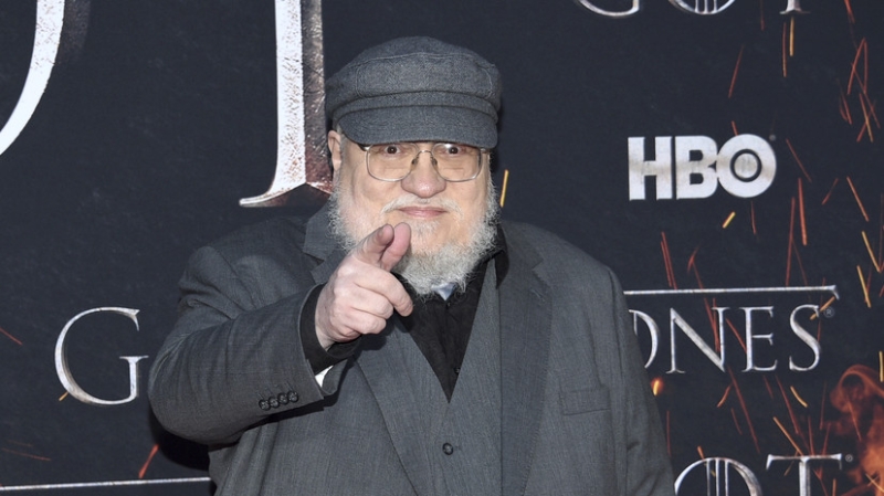 Писатель Джордж Мартин сфотографировался с воскресшим лютоволком