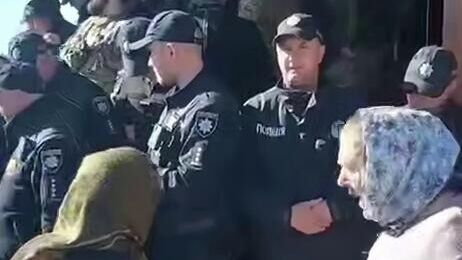 На западе Украины начался силовой захват храма УПЦ