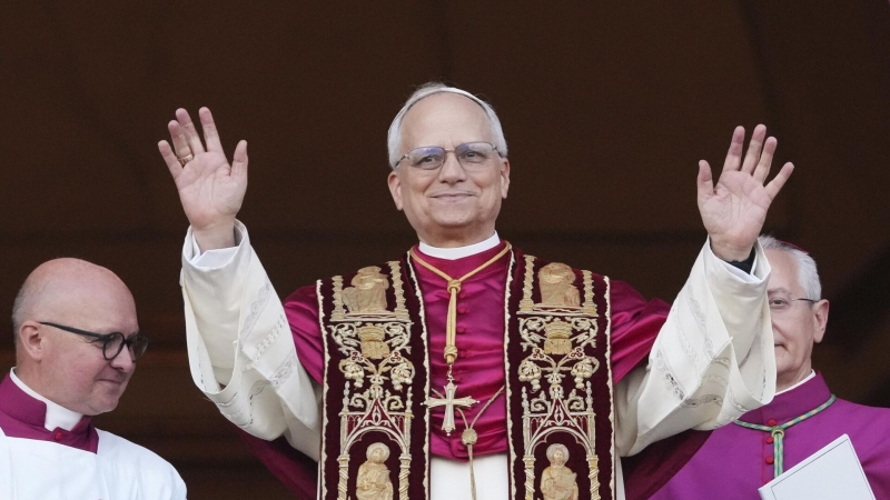 Ватикан показал кадры с избранным папой Львом XIV