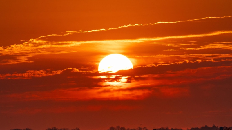 Вспышка на Солнце поглотила солнечный протуберанец